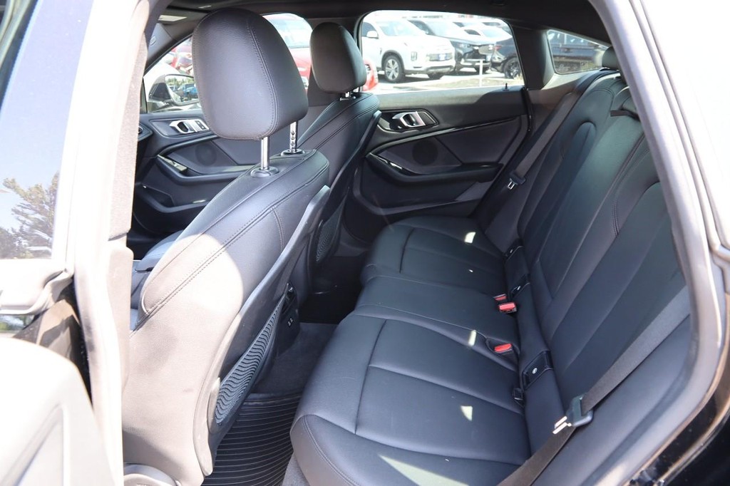 BMW 2 Series Vehicle Full-screen Gallery Image 10