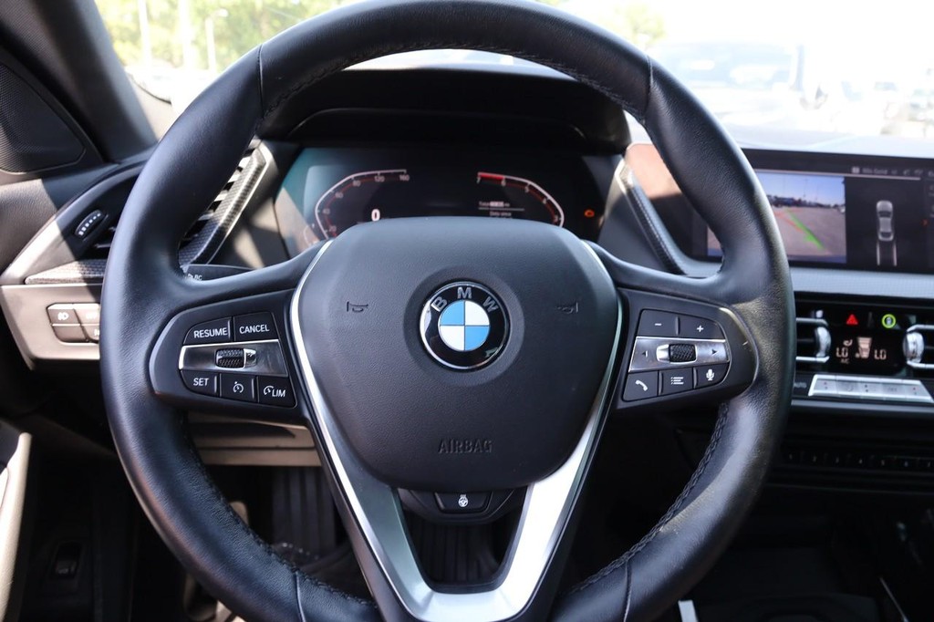 BMW 2 Series Vehicle Full-screen Gallery Image 11