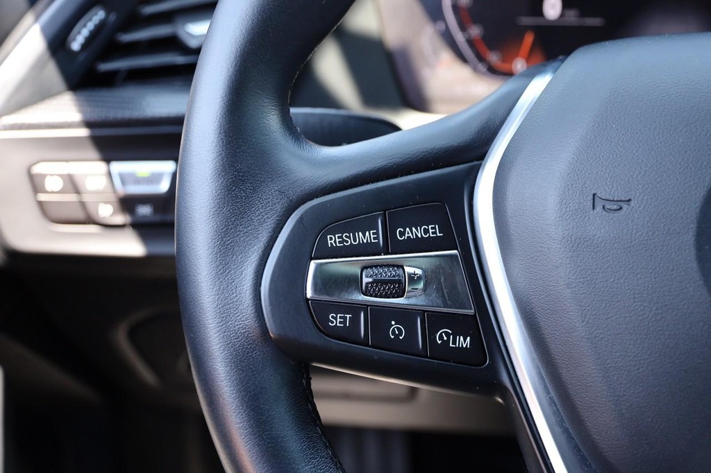 BMW 2 Series Vehicle Full-screen Gallery Image 12