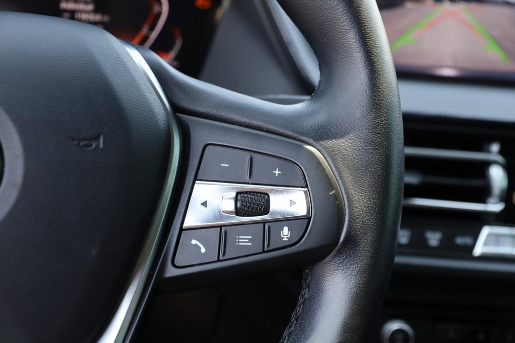 BMW 2 Series Vehicle Full-screen Gallery Image 13
