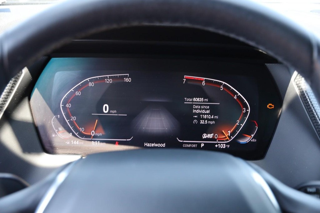 BMW 2 Series Vehicle Full-screen Gallery Image 14