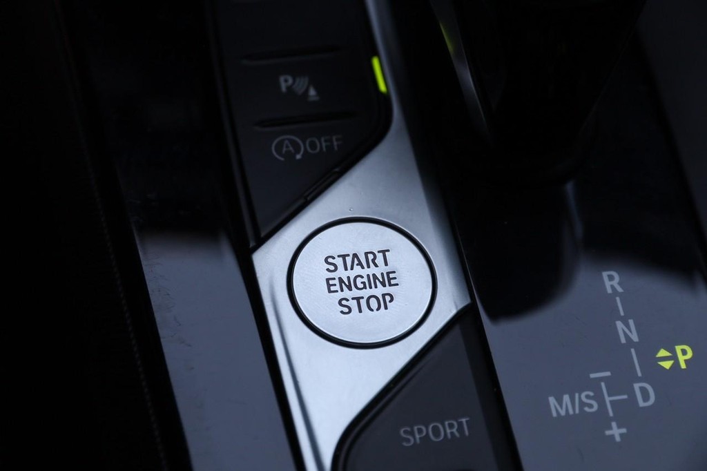 BMW 2 Series Vehicle Full-screen Gallery Image 15