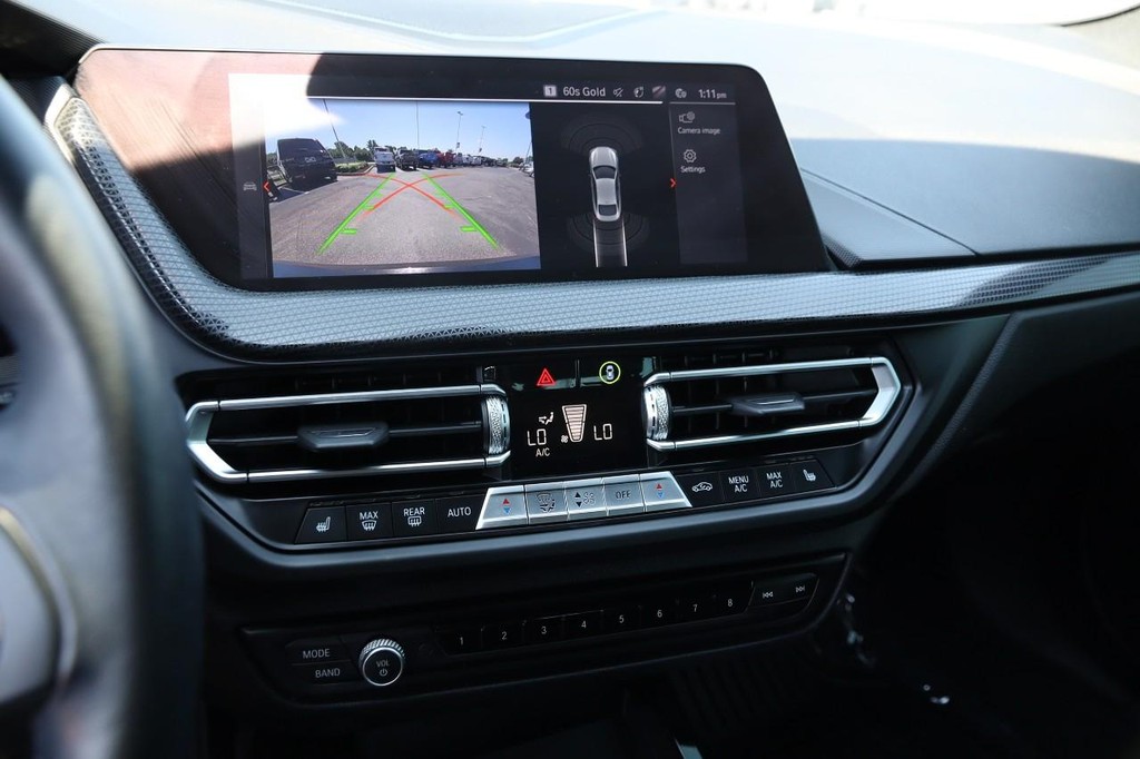 BMW 2 Series Vehicle Full-screen Gallery Image 16