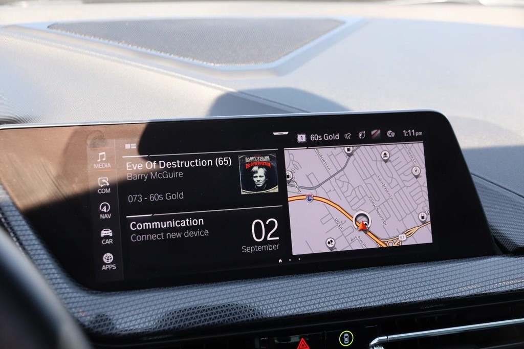 BMW 2 Series Vehicle Full-screen Gallery Image 17