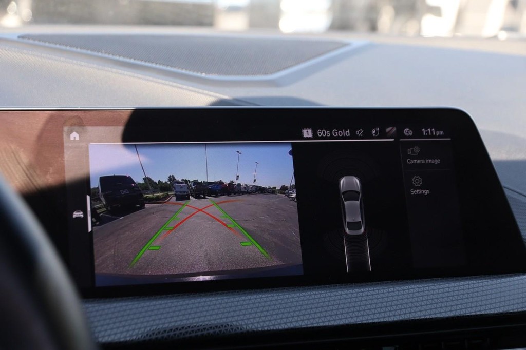 BMW 2 Series Vehicle Full-screen Gallery Image 18