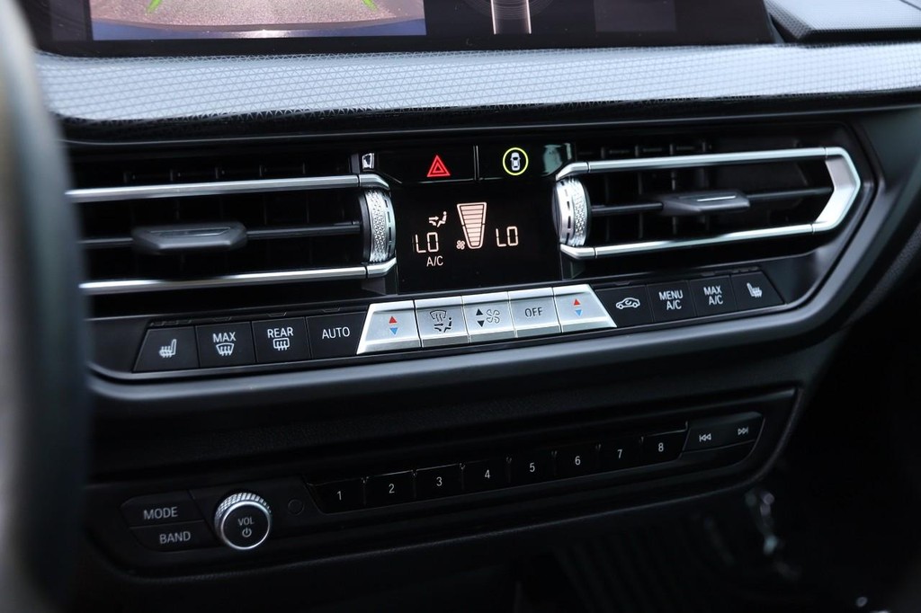 BMW 2 Series Vehicle Full-screen Gallery Image 19