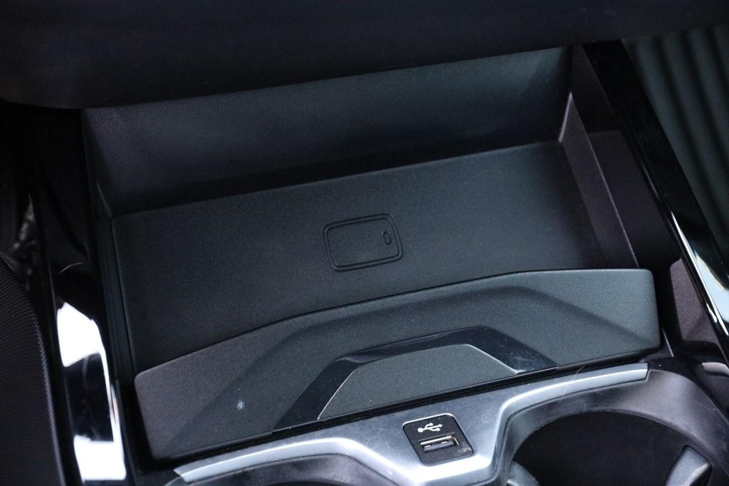 BMW 2 Series Vehicle Full-screen Gallery Image 20