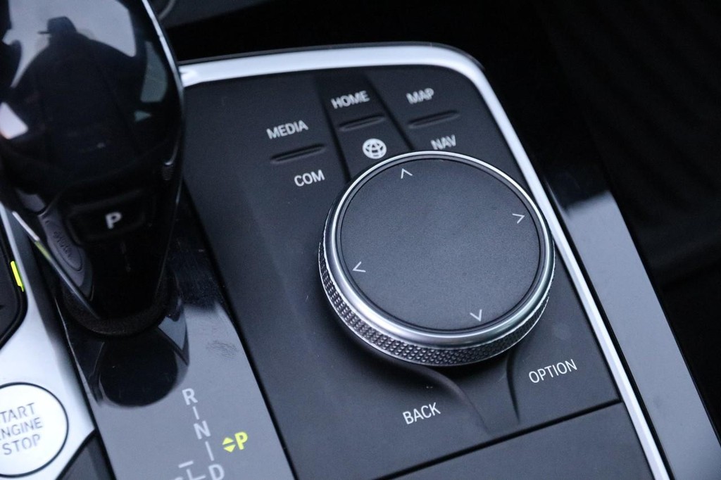 BMW 2 Series Vehicle Full-screen Gallery Image 21