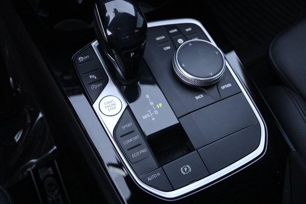 BMW 2 Series Vehicle Full-screen Gallery Image 22