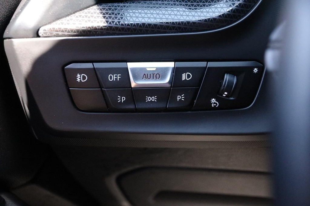 BMW 2 Series Vehicle Full-screen Gallery Image 23