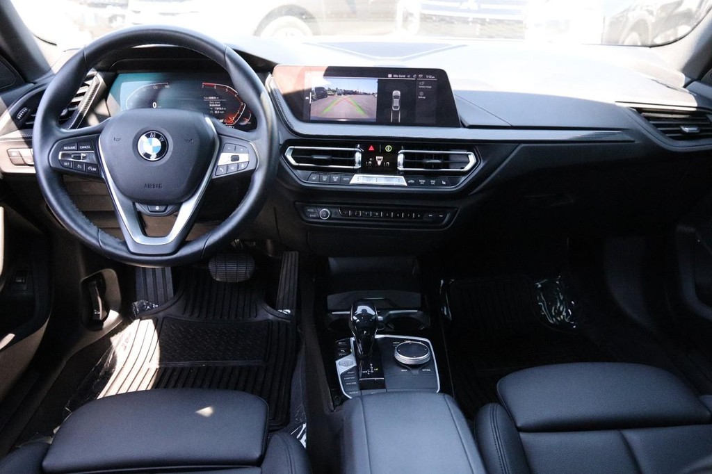 BMW 2 Series Vehicle Full-screen Gallery Image 24
