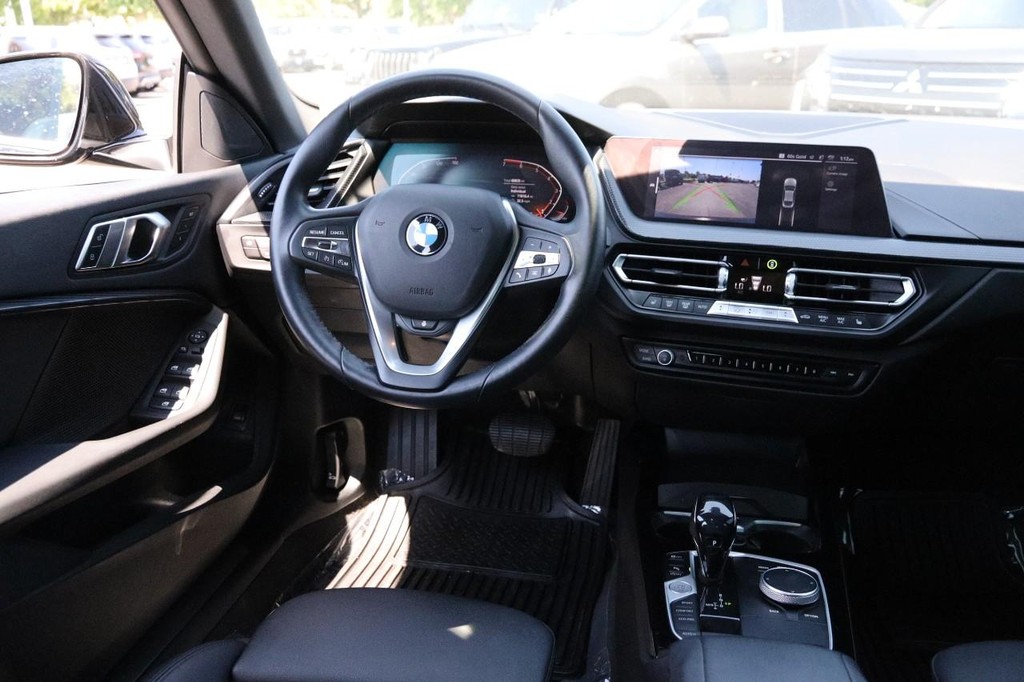 BMW 2 Series Vehicle Full-screen Gallery Image 25