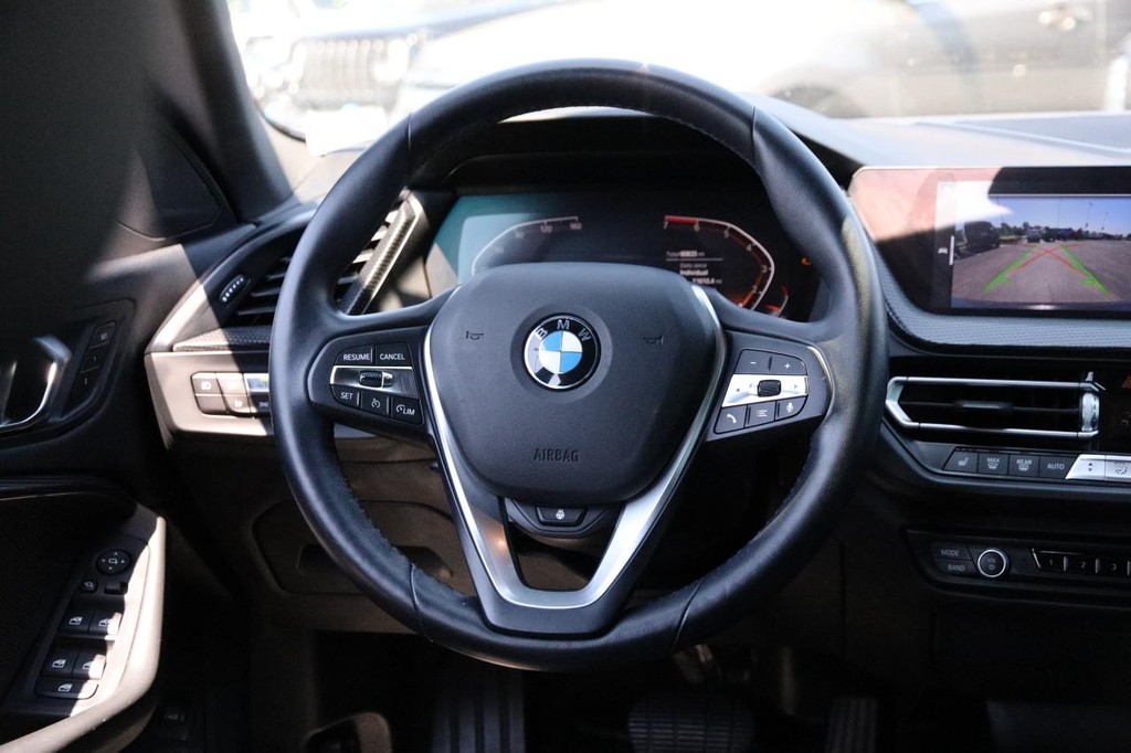 BMW 2 Series Vehicle Full-screen Gallery Image 26