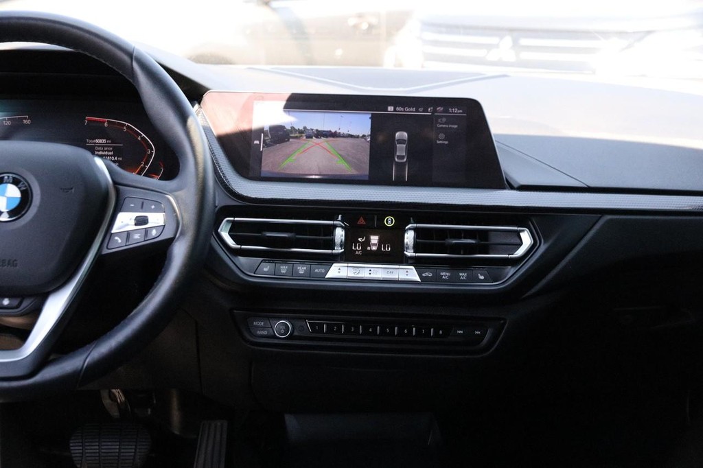 BMW 2 Series Vehicle Full-screen Gallery Image 27