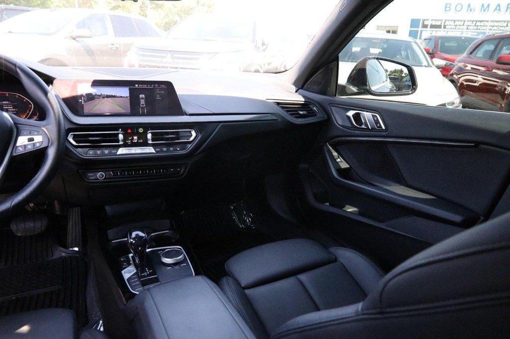 BMW 2 Series Vehicle Full-screen Gallery Image 28