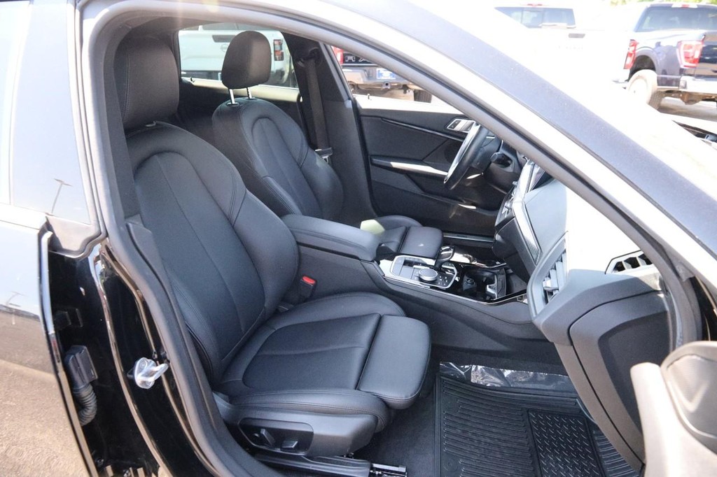 BMW 2 Series Vehicle Full-screen Gallery Image 29