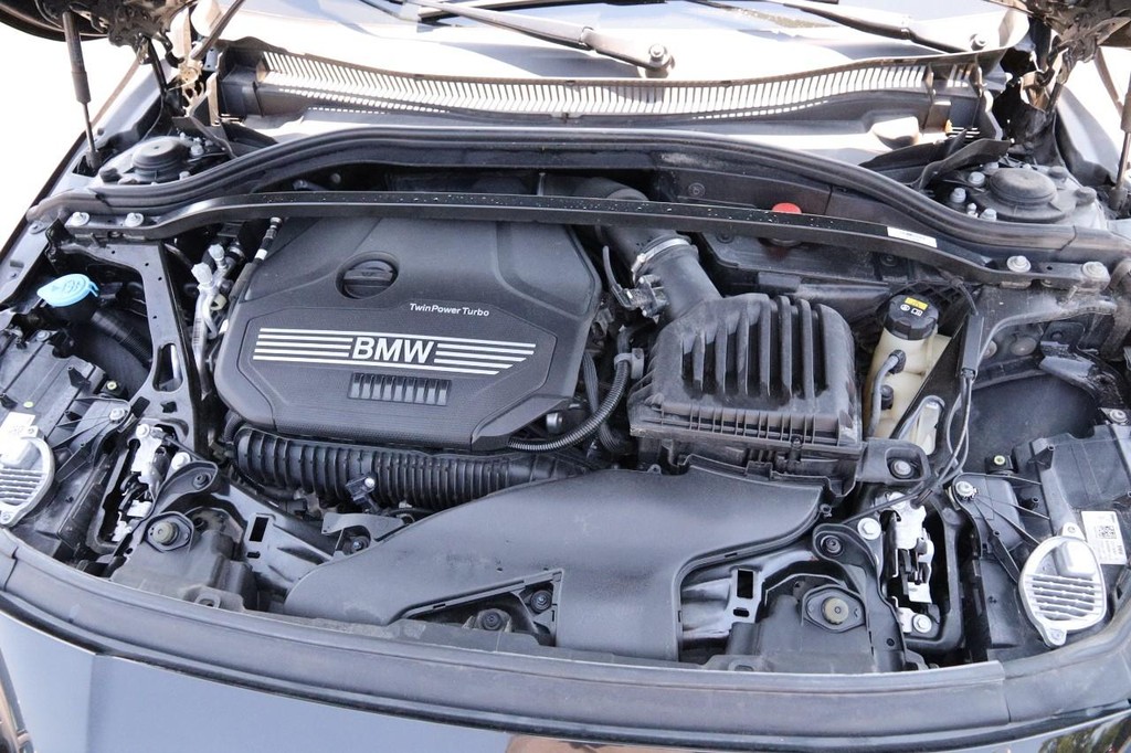 BMW 2 Series Vehicle Full-screen Gallery Image 30