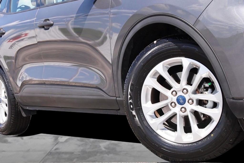 Ford Escape Vehicle Full-screen Gallery Image 03