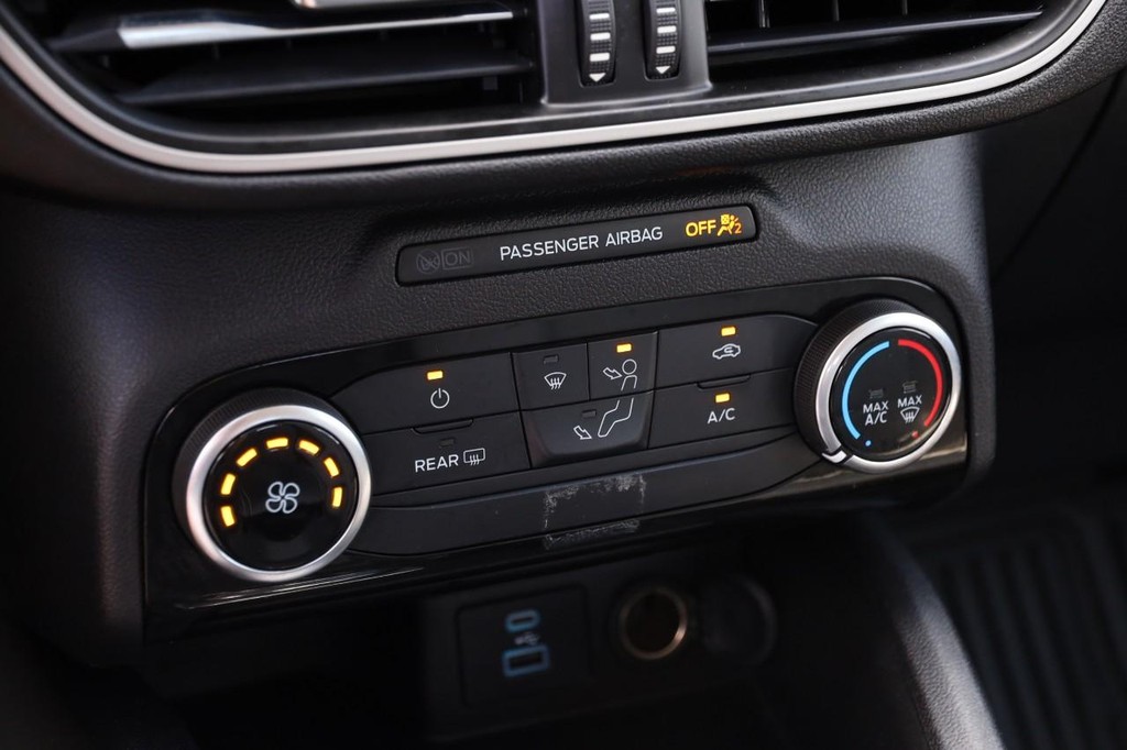 Ford Escape Vehicle Full-screen Gallery Image 16