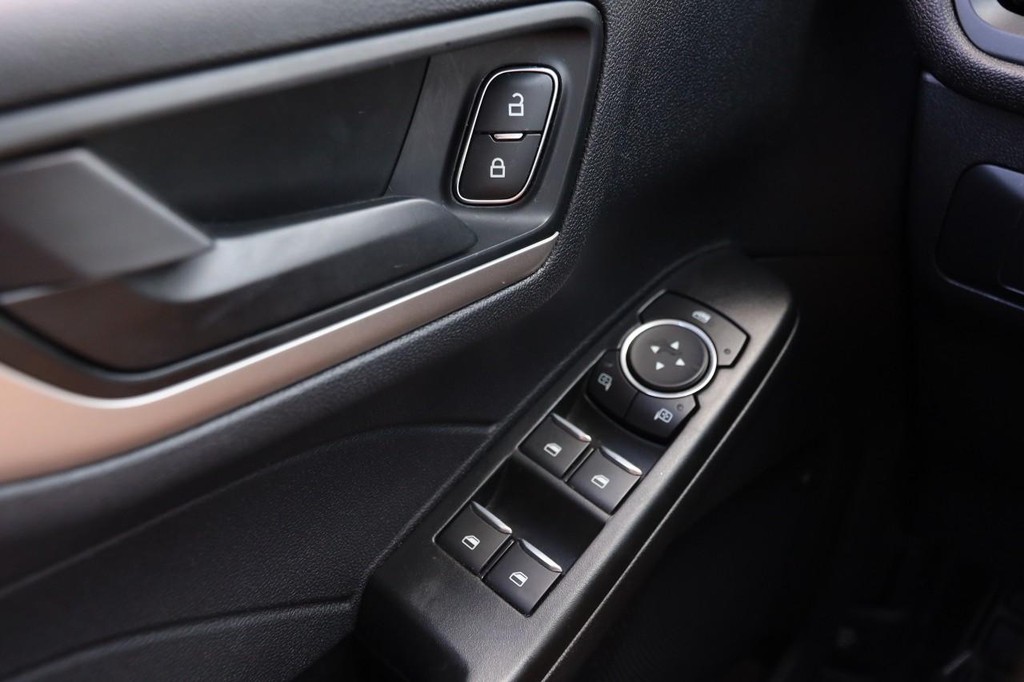 Ford Escape Vehicle Full-screen Gallery Image 19