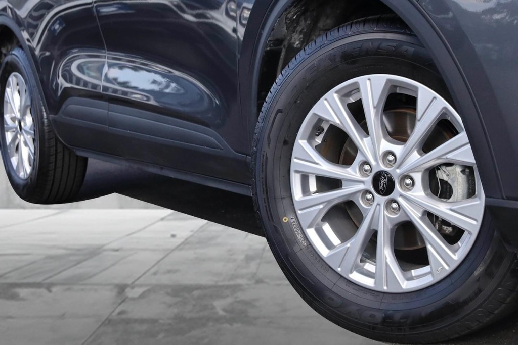 Ford Escape Vehicle Full-screen Gallery Image 03