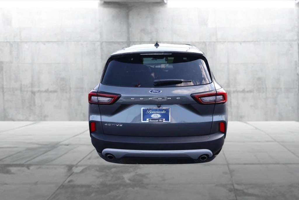Ford Escape Vehicle Full-screen Gallery Image 06