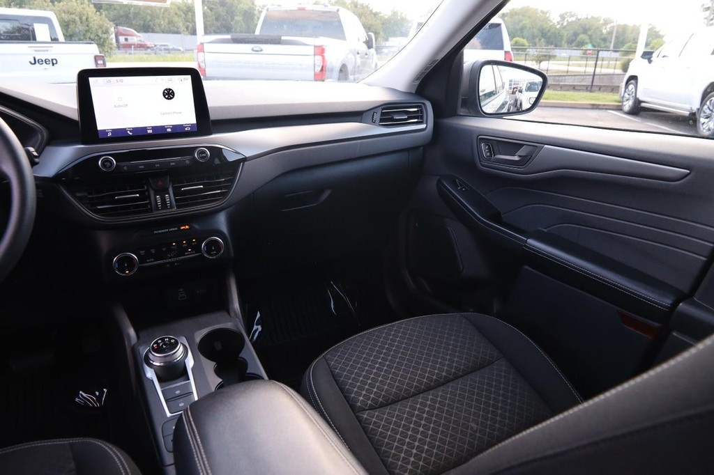 Ford Escape Vehicle Full-screen Gallery Image 24