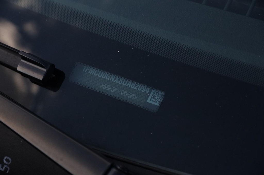 Ford Escape Vehicle Full-screen Gallery Image 28