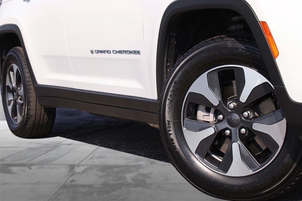 Jeep Grand Cherokee 4xe Vehicle Image 03