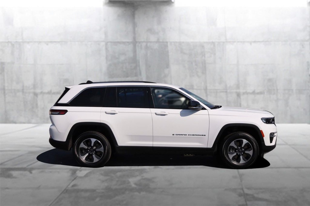 Jeep Grand Cherokee 4xe Vehicle Image 05