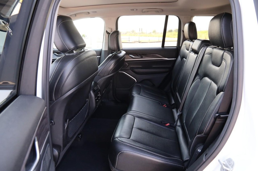 Jeep Grand Cherokee 4xe Vehicle Image 11
