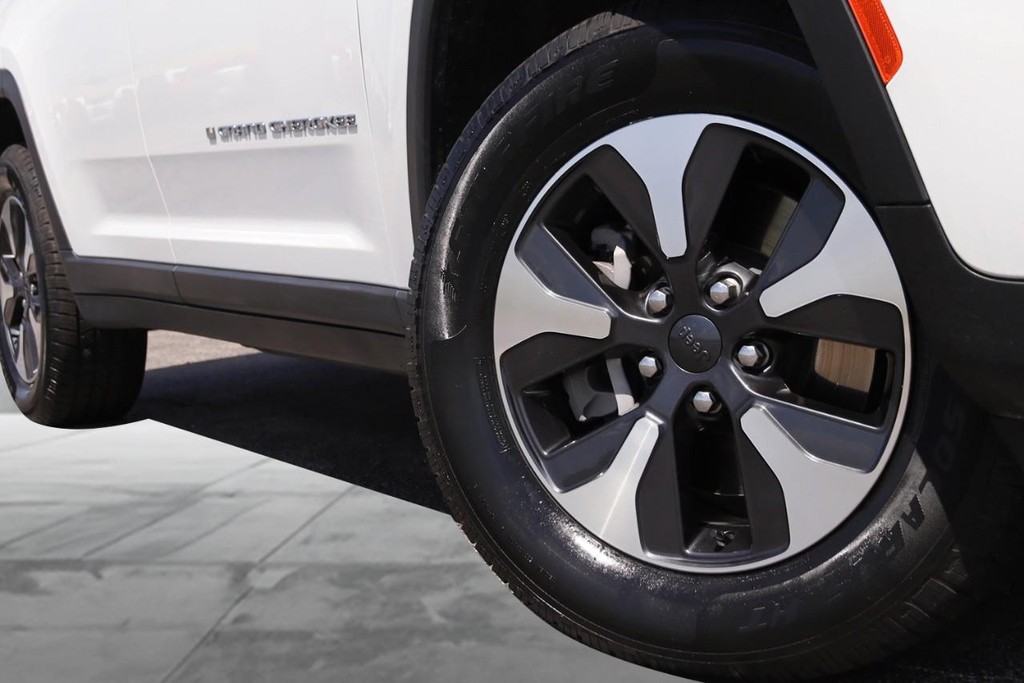 Jeep Grand Cherokee 4xe Vehicle Full-screen Gallery Image 3