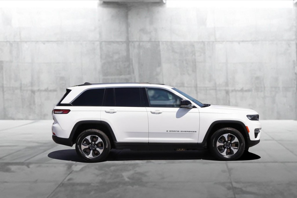 Jeep Grand Cherokee 4xe Vehicle Full-screen Gallery Image 5