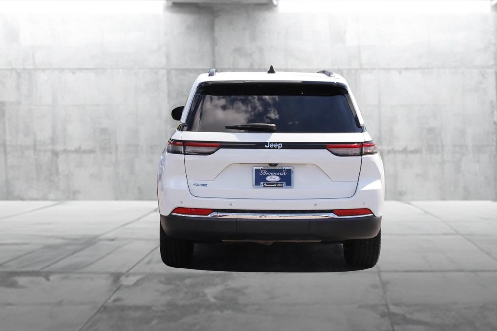 Jeep Grand Cherokee 4xe Vehicle Full-screen Gallery Image 6