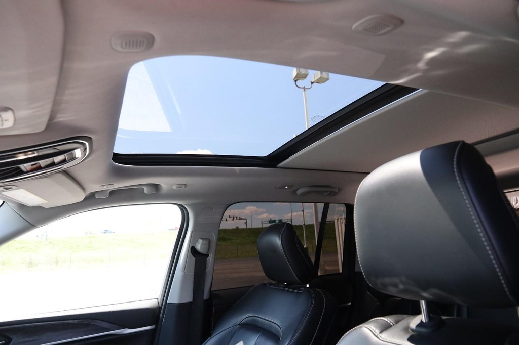 Jeep Grand Cherokee 4xe Vehicle Full-screen Gallery Image 9