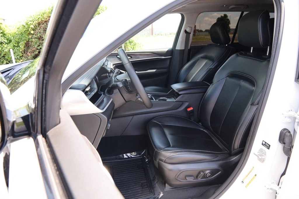 Jeep Grand Cherokee 4xe Vehicle Full-screen Gallery Image 10