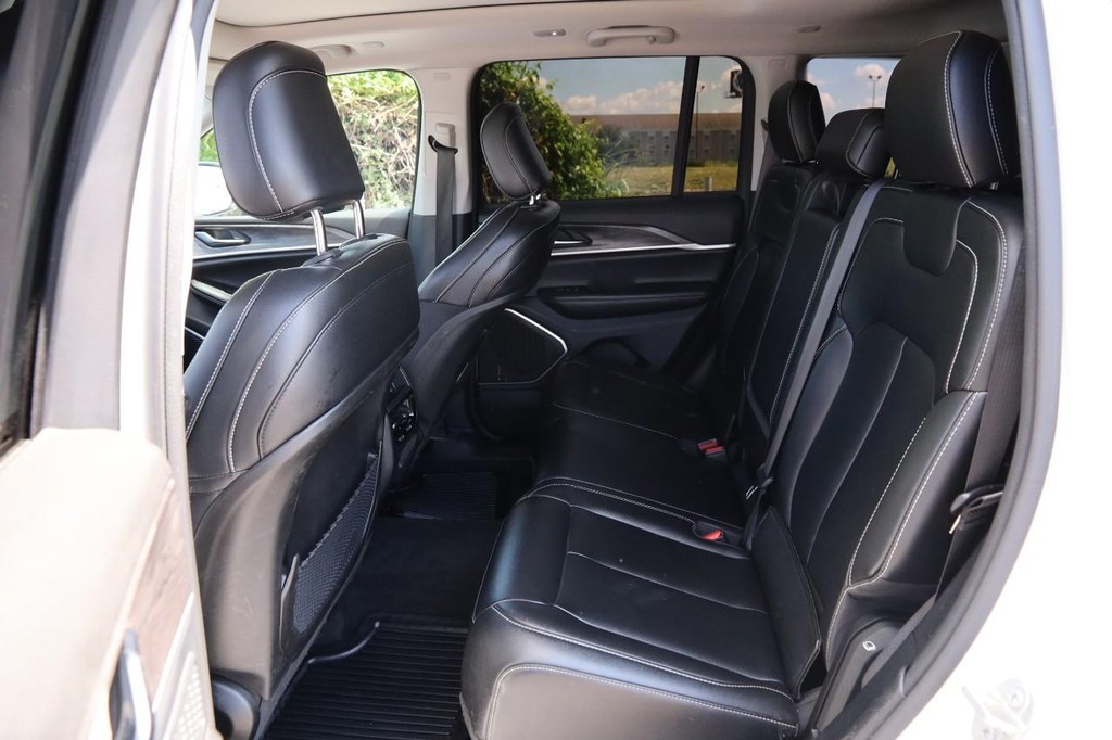 Jeep Grand Cherokee 4xe Vehicle Full-screen Gallery Image 11