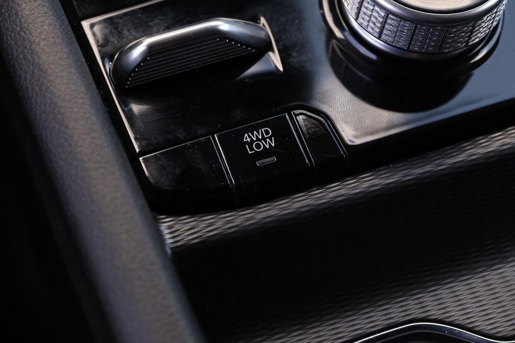 Jeep Grand Cherokee 4xe Vehicle Full-screen Gallery Image 22