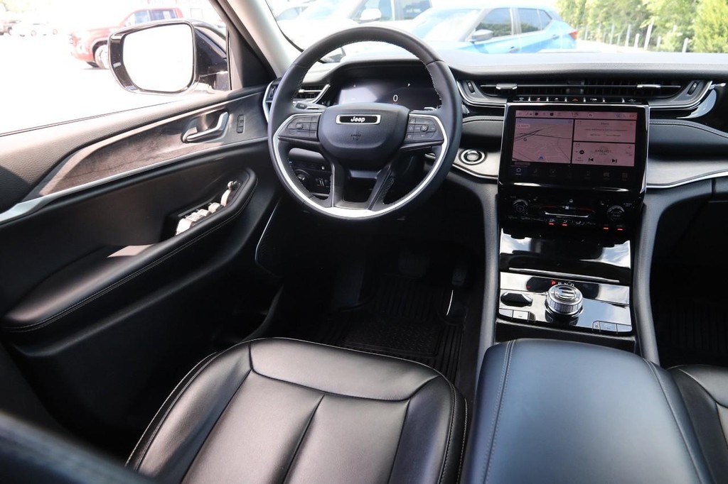 Jeep Grand Cherokee 4xe Vehicle Full-screen Gallery Image 25