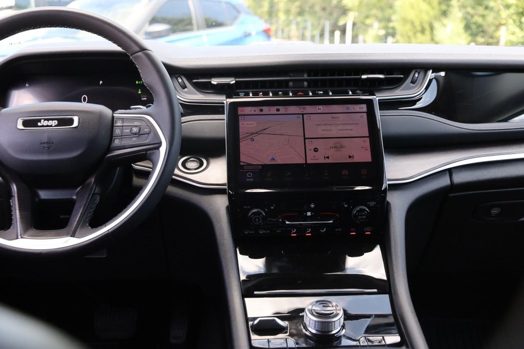 Jeep Grand Cherokee 4xe Vehicle Full-screen Gallery Image 27