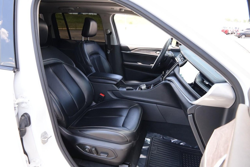 Jeep Grand Cherokee 4xe Vehicle Full-screen Gallery Image 29
