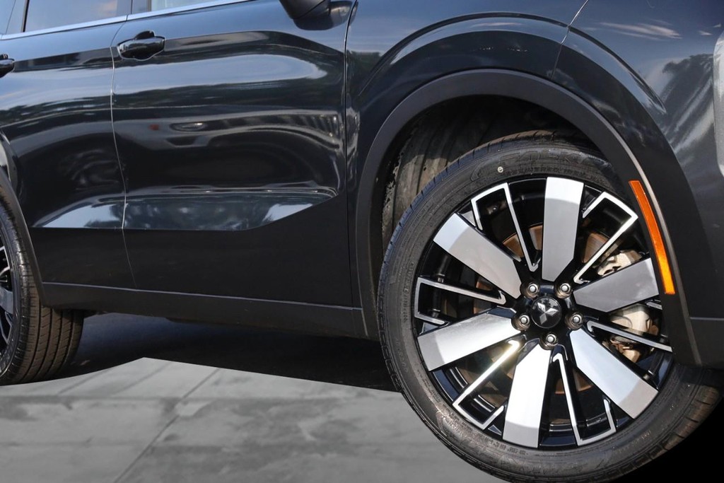 Mitsubishi Outlander Vehicle Full-screen Gallery Image 3