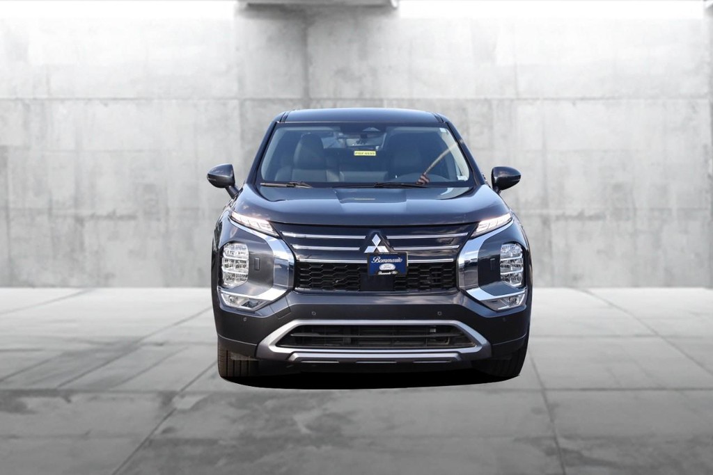Mitsubishi Outlander Vehicle Full-screen Gallery Image 4