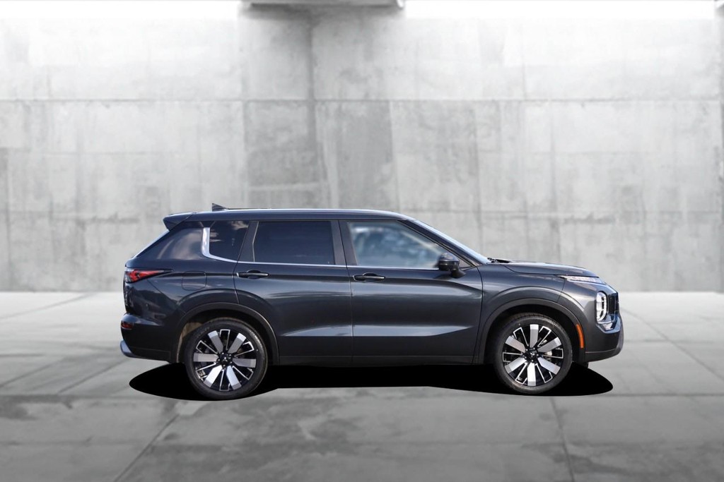 Mitsubishi Outlander Vehicle Full-screen Gallery Image 5