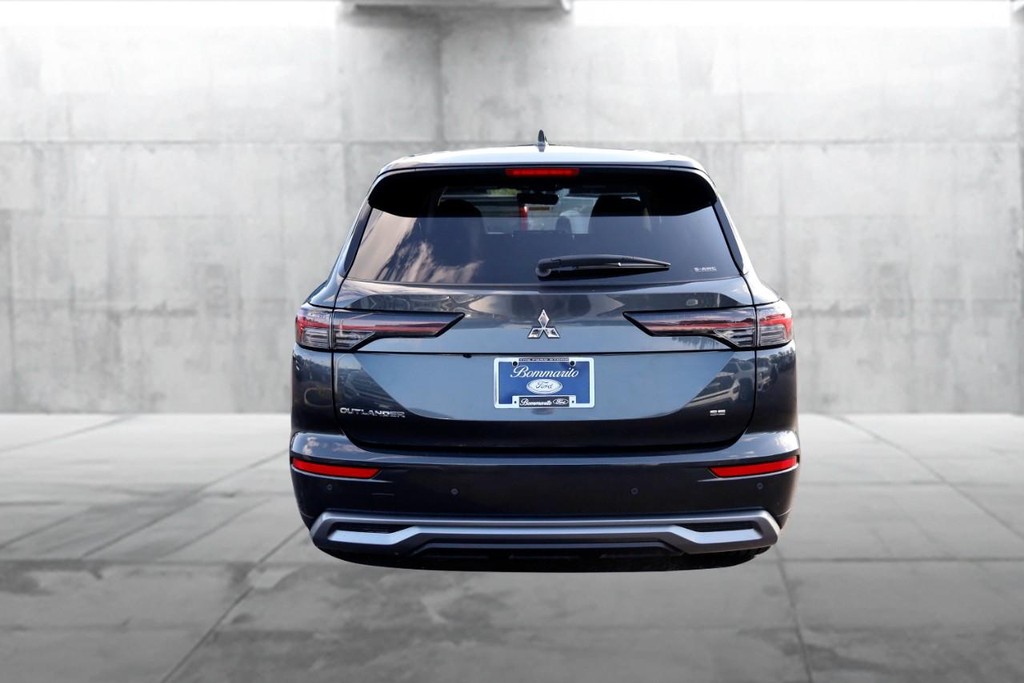 Mitsubishi Outlander Vehicle Full-screen Gallery Image 6