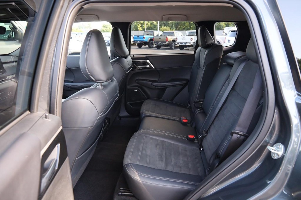 Mitsubishi Outlander Vehicle Full-screen Gallery Image 10