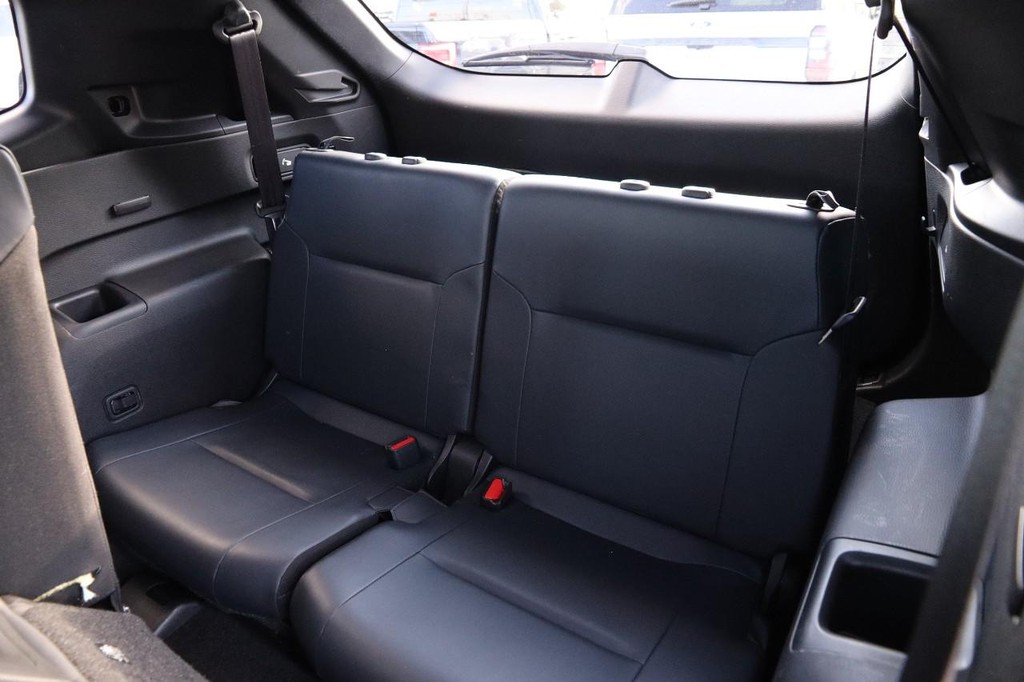 Mitsubishi Outlander Vehicle Full-screen Gallery Image 11