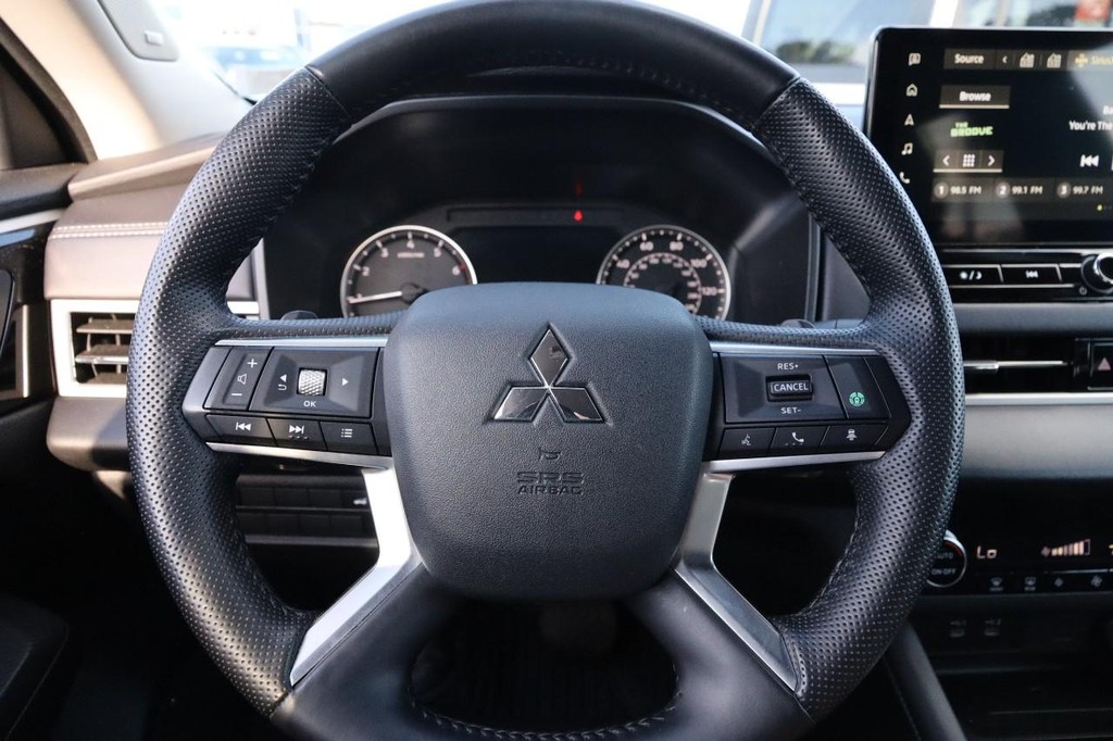 Mitsubishi Outlander Vehicle Full-screen Gallery Image 12