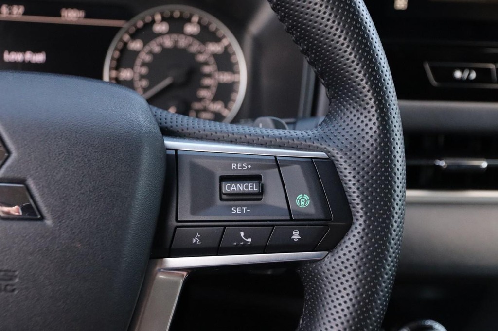 Mitsubishi Outlander Vehicle Full-screen Gallery Image 14