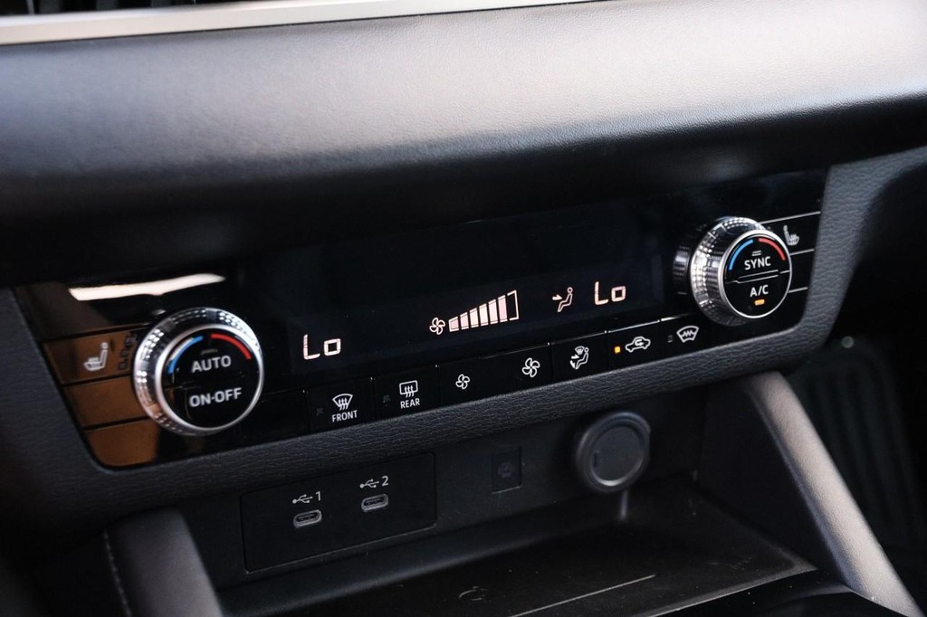 Mitsubishi Outlander Vehicle Full-screen Gallery Image 21